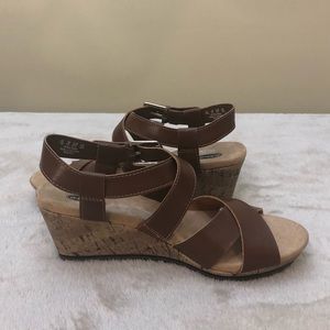 DR SCHOLLS TRUE COMFORT WEDGE SANDAL